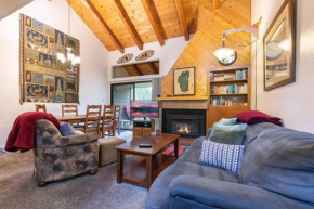2BR Townhome Walk to Beach or Trails